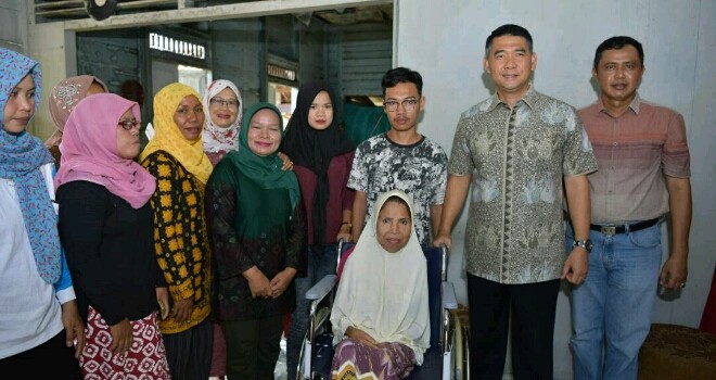 Walikota Jambi Sy Fasha saat memberikan bantuan kursi roda.