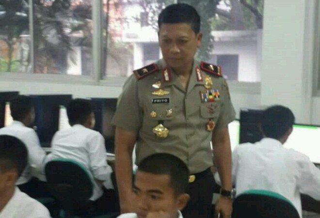 Kapolda Jambi, Brigjen Pol Drs Priyo Widyanto MM, saat melakukan pengawasan lansung ujian akademik Bintara, Minggu (28/5).