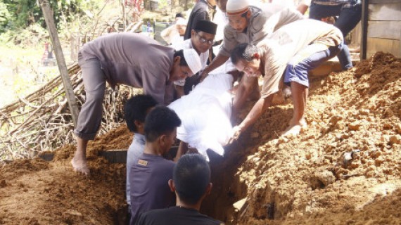 Jarkasih dimakamkan. Foto: Kaltim Post/JPNN