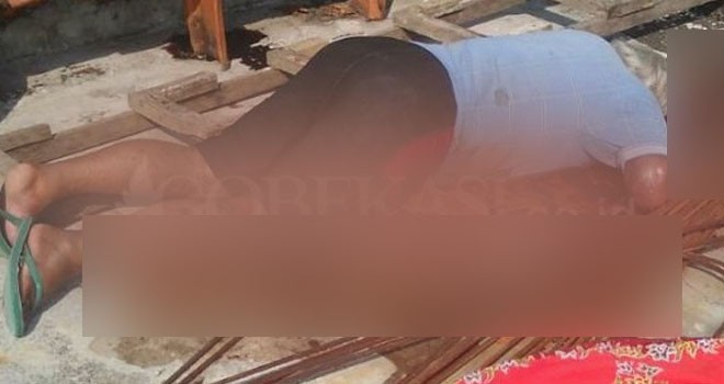 Kondisi Eddy Suprianto (60) ketika ditemukan di atas dak rumahnya, kemarin (26/5). (Go Bekasi/JawaPos)