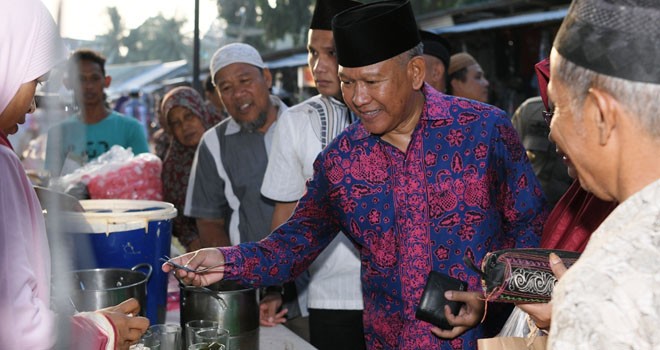 Wabup Merangin, Khafid Moein saat berbelanja di Pasar Beduk.