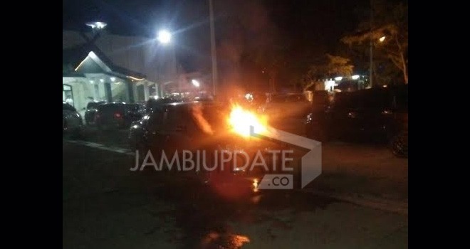 Mobil yang terbakar diparkiran Masjid Nurdin di Jalan Kolonel Abin Yani, Simpang Tiga Sipin- Kambang.