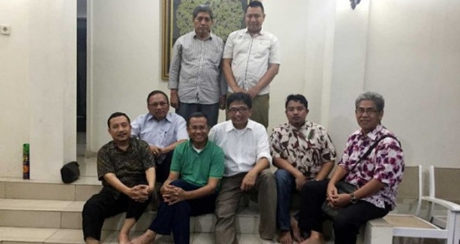 Presidium Majelis Wilayah KAHMI Jatim duduk santai di teras rumah Dahlan Iskan tadi malam (28/5). FOTO: EKO PRIYONO/JAWA POS