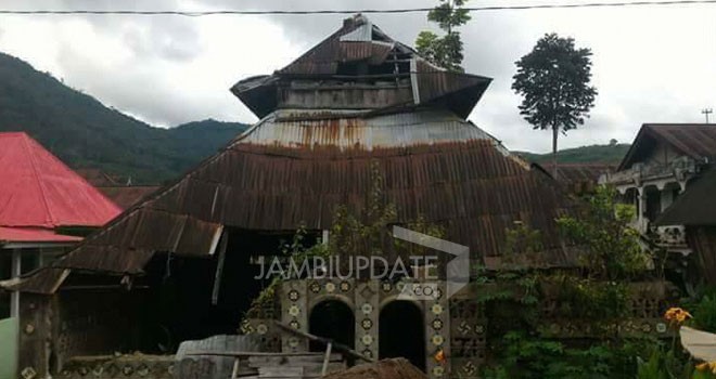 Masjid tua di Kerinci yang tidak terawat.