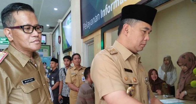 Wali Kota Jambi Sy Fasha saat melakukan inspeksi mendadak ke sejumlah Organisasi Perangkat Daerah Kota Jambi.