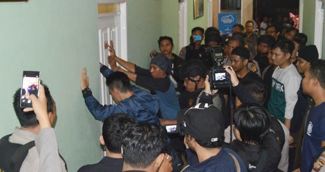 Polisi disaksikan sejumlah awak media berusaha mendobrak pintu kamar 103 di Hotel 95, Kamis (26/5) malam. Pintu kamar jebol, tapi tidak ada penghuninya. (Deska Irnansyafara/Rakyat Kalbar)