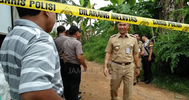 Walikota Jambi, Sy Fasha saat berada di lokasi penggrebekan terduga teroris  di JL Kampung Bugis, RT 35 Kelurahan Kenali Besar, Kecamatan Kota Baru, Kota Jambi Selasa pagi (30/5).