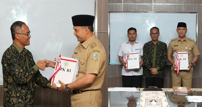 Wali Kota Jambi H. Syarif Fasha saat menerima predikat opini Wajar Tanpa Pengecualian (WTP) dari BPK RI Perwakilan Jambi.