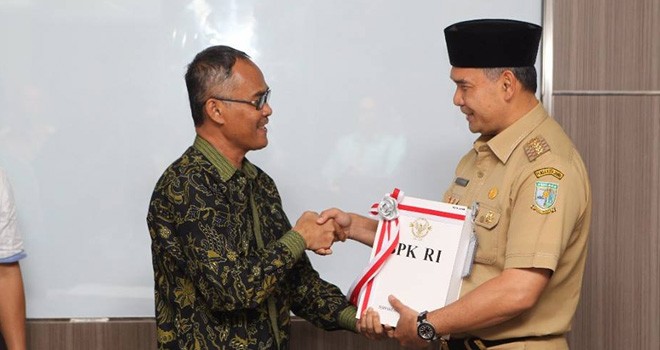 Penyerahan LHP BPK RI oleh Kepala BPK RI perwakilan Provinsi Jambi Kepada Walikota Jambi Sy Fasha.