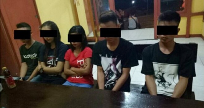 Pasangan mesum dibina di Mapolres Sekadau, Senin (29/5) dini hari. FOTO: POLRES SEKADAU FOR RAKYAT KALBAR