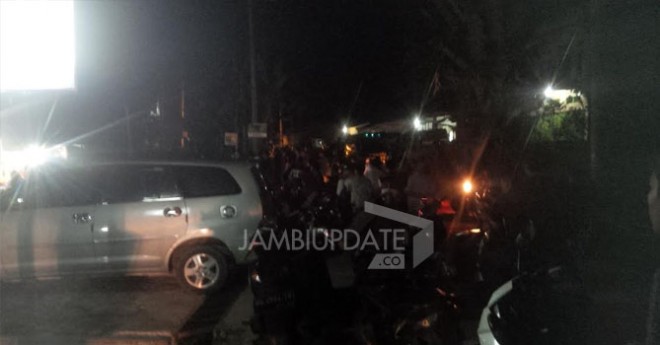 Warga ramai menyaksikan di lokasi penggrebekan terduga teroris di Kampung Bugis, Kota Jambi.