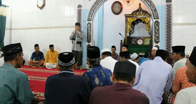 dr. Maulana, MKM melakukan safari ramadhan di Masjid Haidayatullah, Talang Banjar, Selasa malam (30/5).