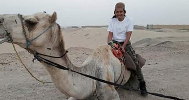 Muhammad Khamim Setiawan menaiki unta yang ditemui saat perjalanannya di Abu Dhabi. (Muhammad Khamim Setiawan for JawaPos.com)