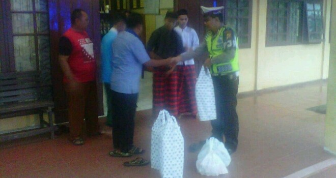 Anggota Polda Jambi berbagi makanan berbuka puasa kepada anak yatim piatu di Panti Asuhan Yayasan Kesejahteraan Anak yang berlokasi di Kecamatan Jambi Selatan, Kota Jambi.