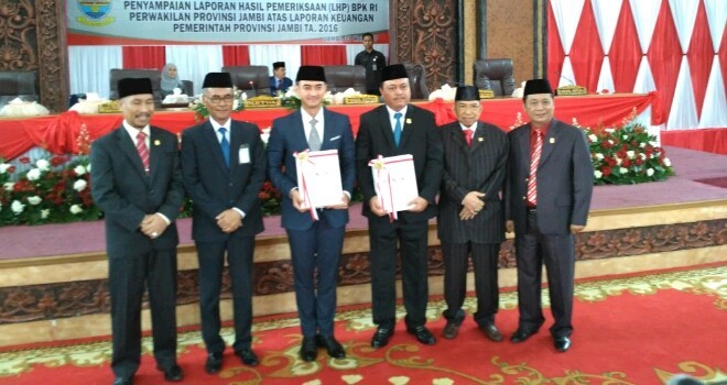 Penyerahan Opini WTP oleh BPK RI perwakilan Jambi kepada Pemprov Jambi di Gedung DPRD Provinsi Jambi.