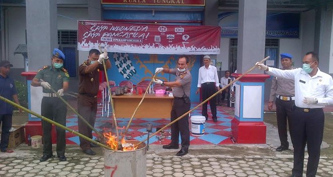 Ratusan Handpone yang dibakar.