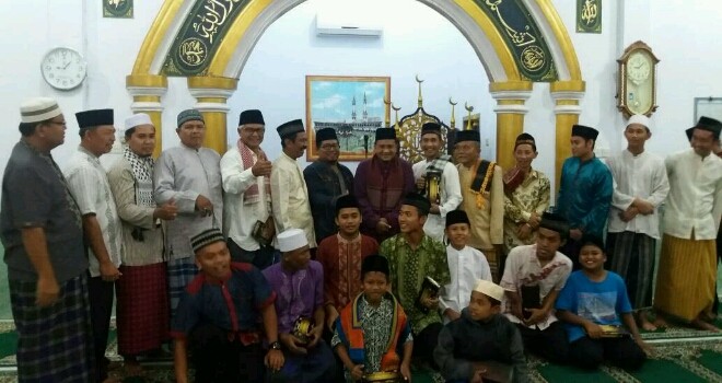 dr. Maulana, MKM  foto bersama jamaah masjid Nurul Salamah Jalan Raden Fattah RT 21 Tanjung Sari Jambi Timur.