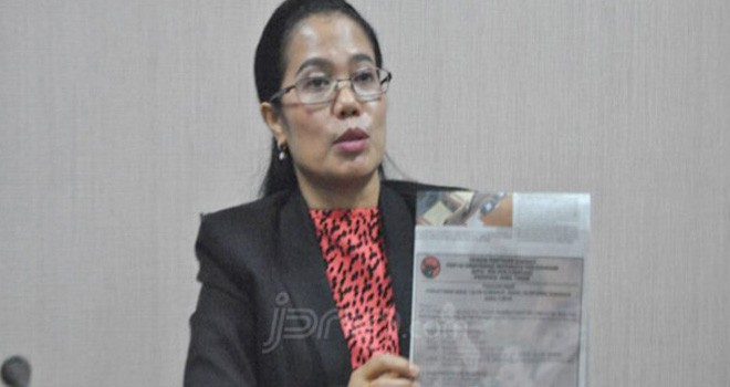 Sekretaris DPD PDIP Jatim, Sri Untari, Menunjukan iklan pendaftaran bacagub / bacawagub PDIP. Foto : JPNN