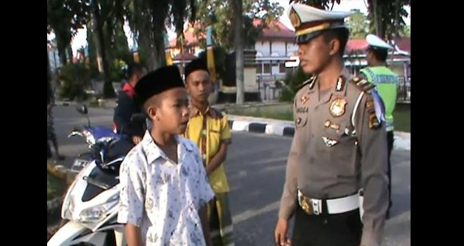 Anak saat diberi hukuman menghapal pancasila oleh anggota Polres Merangin.