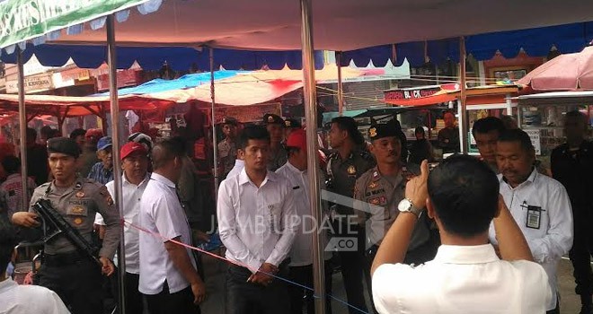 Terlihat anggota bersenjata lengkap yang stand by di posko pasar ramadhan.