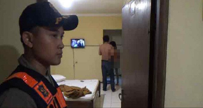 Pasangan yang terpergok mesum. Foto : JPG