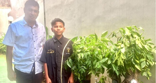 Naufal Raziq, 15, dan pohon listriknya di Jakarta, (10/5). (SYAHRIR LANTONI/INDOPOS)