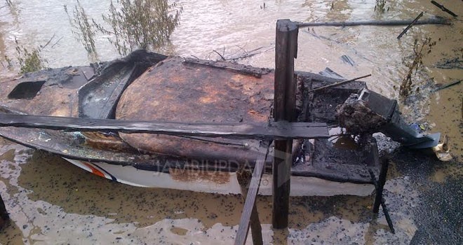 Terlihat sebuah kapal patroli KPLP yang ikut terbakar.