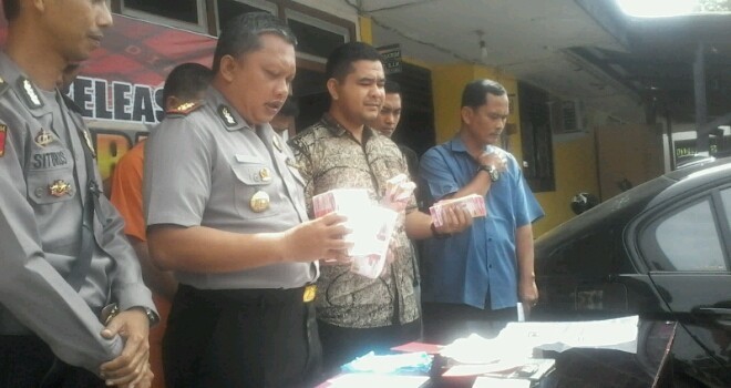 Kapolres Merangin, AKBP Aman Guntoro saat press release di halaman Polres Merangin. 