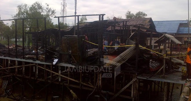 Tampak Kantor Pos Keamanan Laut TNI AL dan Polsek KP3 di Pelabuhan Marina terbakar.