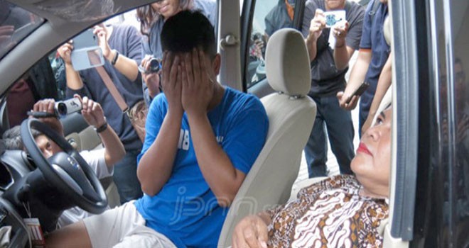 Inilah Widarta Prawiro saat memeragakan aksinya menyekap korban DY. Foto: JPNN