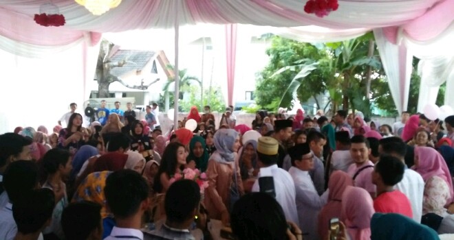 Sarwenda dan Zaskia Sungkar saat Dikerumuni Warga Jambi.