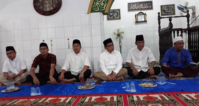 H Bakri bersama DPD PAN Kota Jambi mengunjungi Masjid Baiturrahman, Sungai Asam Kecamatan Pasar Jambi dalam rangka Safari Ramadhan.