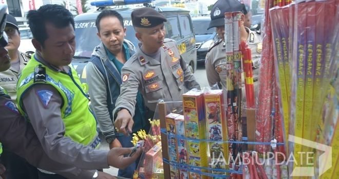 Anggota Polsek Telanaipura saat menggelar razia petasan beberapa waktu lalu. Foto: Dok. Jambiupdate.co
