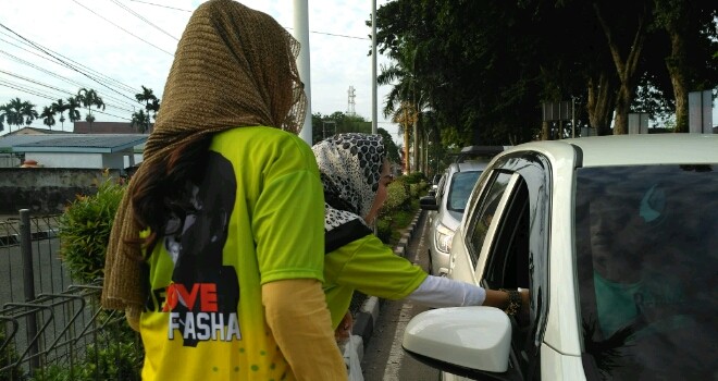 Tim Center We Love Fasha Berbagi Takjil Kepada Masyarakat.