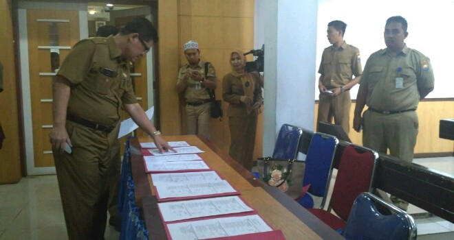  Ketua Pansel Lelang Jabatan, Erwin Malik saat mengecek absen peserta.