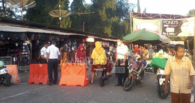 Petugas Dishub saat mengecer Karcis Dipasar Beduk Merangin.