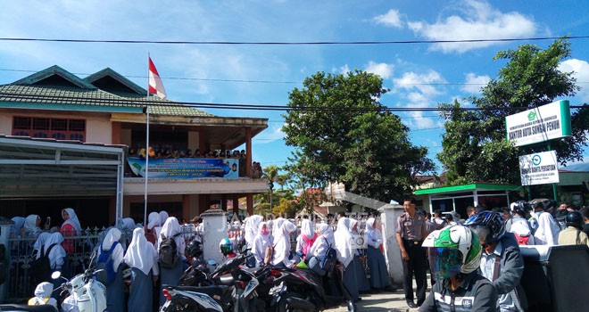 Terlihat ratusan siswa MAN 1 Sungai Penuh, yang melajukan aksi Demo.
