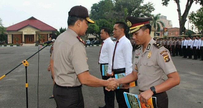  Kapolda Jambi, Brigjen Pol Priyo Widyanto memberikan penghargaan atau reward kepada 24 anggota Polda Jambi, Senin (5/6).