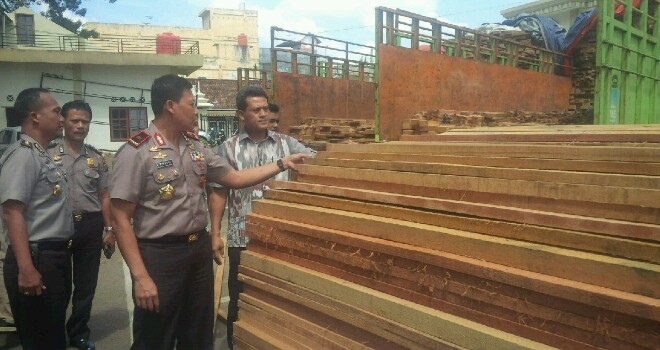 Kapolda Jambi, Brigjen Pol Priyo Widyanto saat meninjau hasil penangkapan ratusan kubik kayu di Polda Jambi.