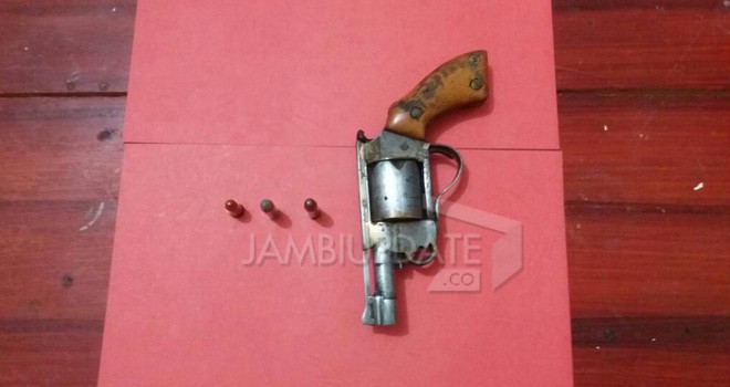 Senpi rakitan yang diamankan polisi.