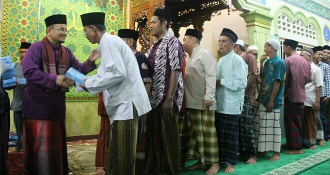 Jamaah masjid Assadatain bersalaman dengan dr. H. Maulana.