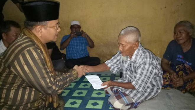 dr Maulana saat memberikan bantuan kepada penjual pisang gepok.