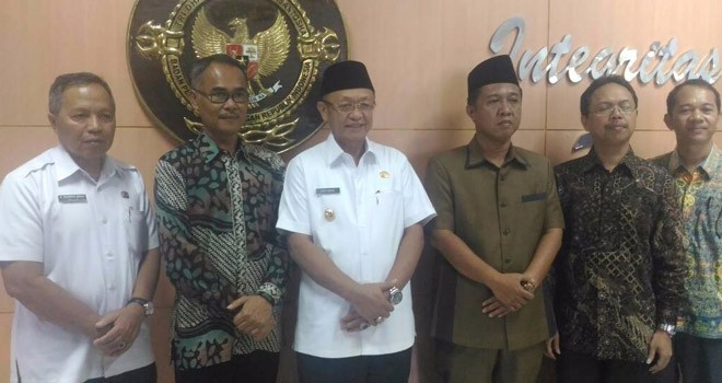 Foto bersama Bupati Cek Endra seusai mendapatkan Laporan Hasil Pemerikaan (LHP) dari BPK RI.