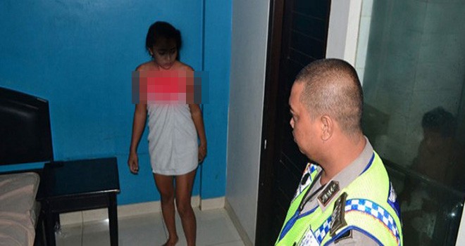 Seorang mahasiswa saat diamankan dikamar hotel bersama om-om. Foto : JPNN