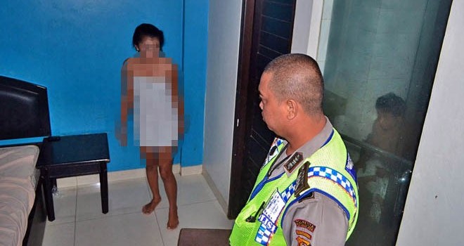 Seorang mahasiswi hanya memakai kemban handuk dan seorang polisi menunggu om-om yang menjadi teman kencan wanita 19 tahun itu di depan toilet di kamar B15 Villa Kapuas Dharma, Senin (5/6) dinihari. (Ocsya Ade/Rakyat Kalbar)