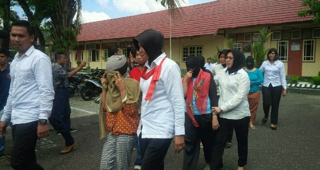 Tim dari Polresta Jambi saat membongkar praktek aborsi di sebuah klinik di Jambi.