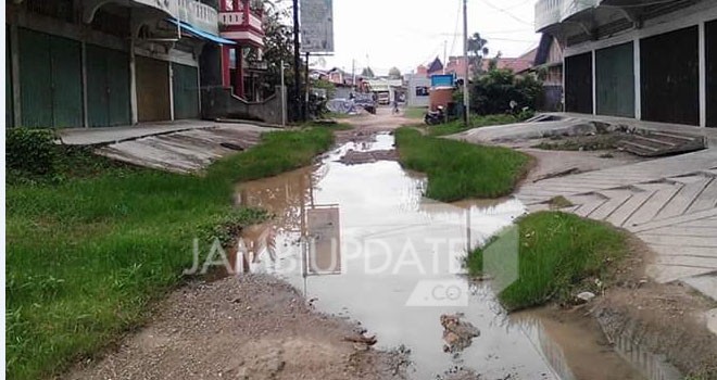 Jalan di belakang Kantor Kelurahan kelapa Gading Lama, Tanjab Barat kondisinya kian rusak.