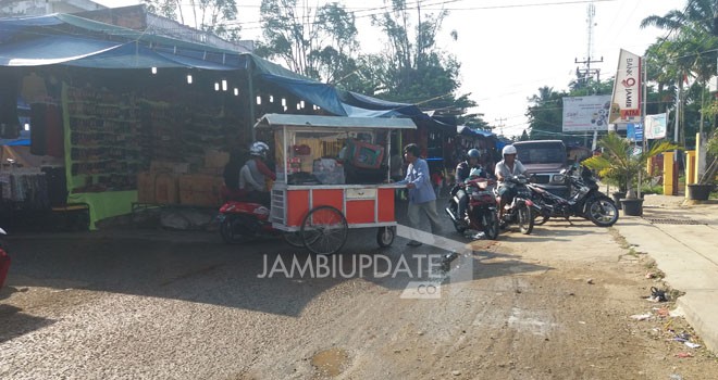 Karena menganggu kenyamanan umum, maka keberadaan bazar dan Pasar Tumpah di Pasar Bawah Muara Bungo di keluhkan masyarakat.