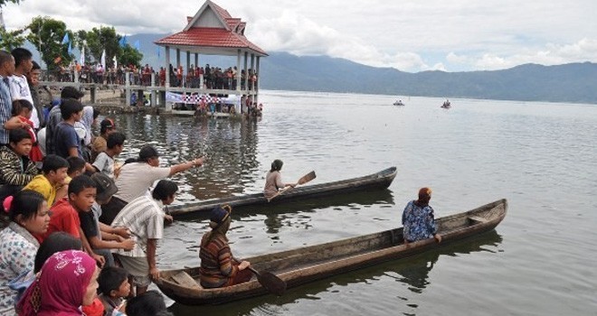 Lomba Perahu di Danau Kerinci.