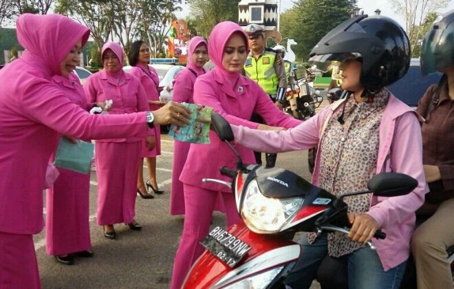 Ibu Bhayangkari Polresta Jambi yang dipimpin Nyonya Irene Fauzi Dalimunthe membagikan takjil ke pengguna jalan di kawasan Tugu Monas, Kotabaru, Kota Jambi.